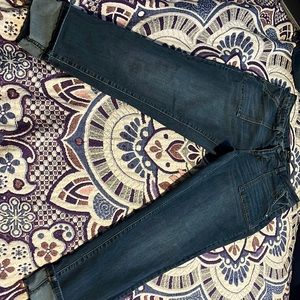 Cute pair of jeans to go out and have all four pockets<3